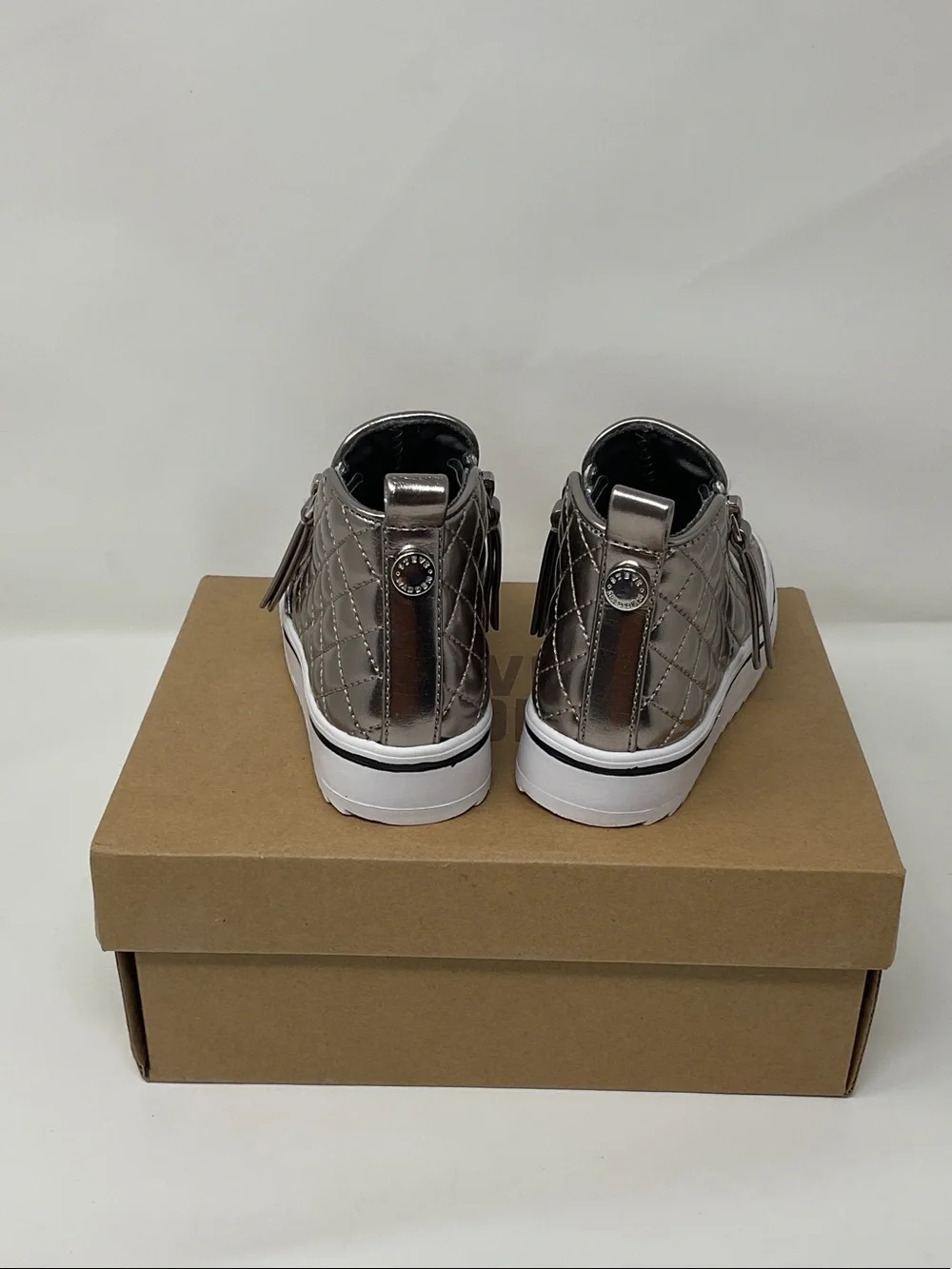 Steve Madden Silver Metallic Low-Top Slip-On ankle boots with Zippers booties 9